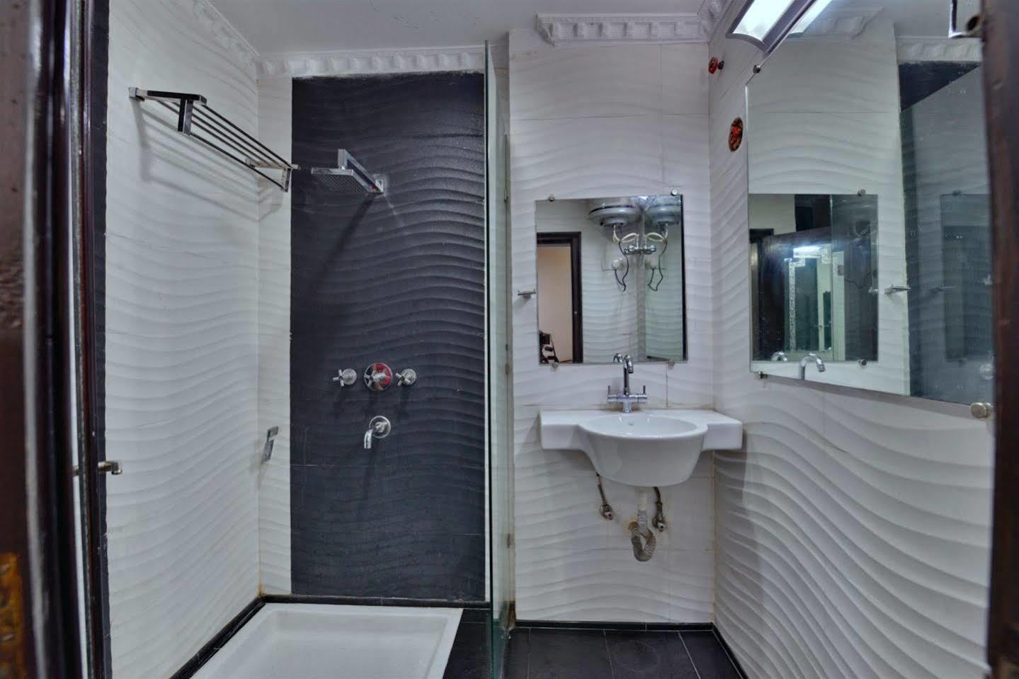 Hotel Kanishka Rāipur Kültér fotó